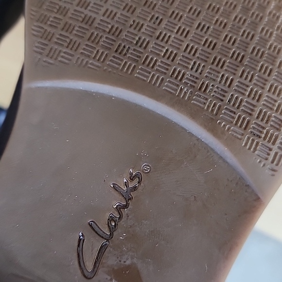 Clarks Women’s Brown Distressed Leather Buckled Boo Size 9.5 - Picture 12 of 13